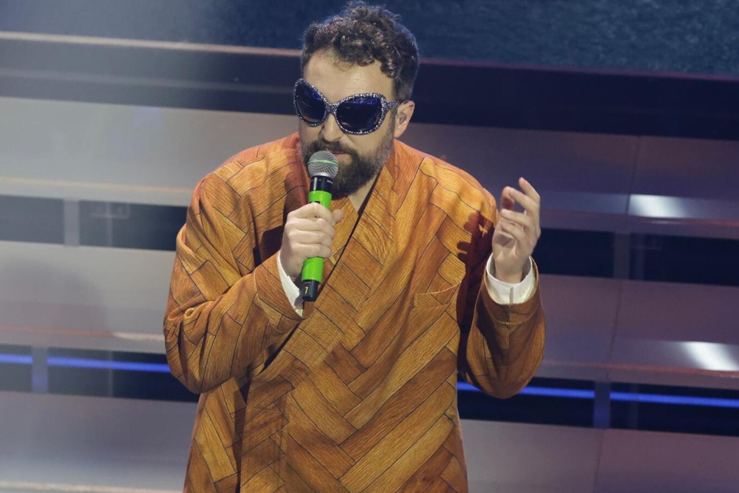 Dargen D'Amico col look parquet