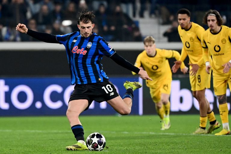 Tiro dal  dischetto è decisivo di Lazar Samardžić in Atalanta-Borussia Dortmund