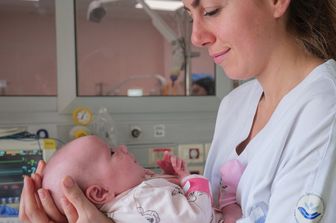 Infermiera con neonato al Bambino Gesù