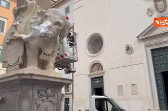 Operazioni in corso per riparare la zanna dell'elefante della Minerva a Roma