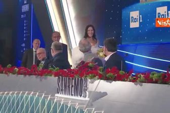 Irina Shayk arriva in Sala stampa, Conti l'aspetta con i fiori