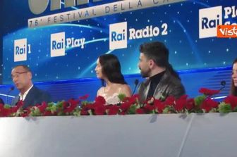 Conti chiede l'applauso in conferenza stampa per Achille Lauro dopo l'esibizione per Crans Montana