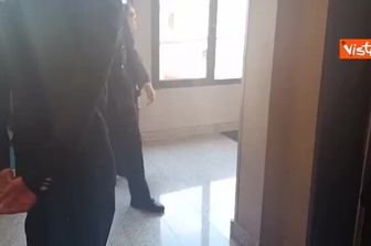 Irina Shayk prende l'ascensore della sala stampa Ariston e concede selfie