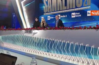 Patty Pravo cade dalla sedia alla conferenza stampa di Sanremo