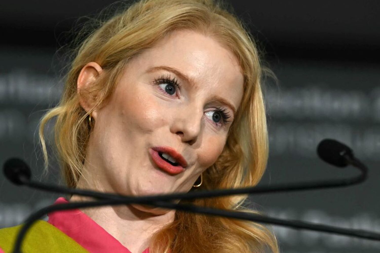 La candidata dei Verdi Hannah Spencer parla dopo aver vinto le elezioni suppletive parlamentari di Gorton e Denton