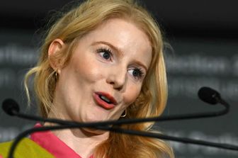 La candidata dei Verdi Hannah Spencer parla dopo aver vinto le elezioni suppletive parlamentari di Gorton e Denton