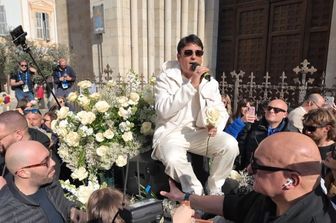 Sal Da Vinci "benedice" una proposta di matrimonio e canta in piazza
