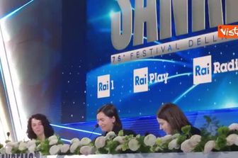 Serena Brancale si commuove durante la conferenza stampa, parlando della mamma