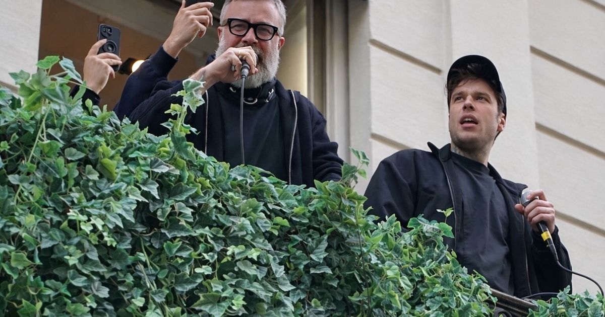 Fedez e Masini paralizzano Sanremo, flash mob dal balcone