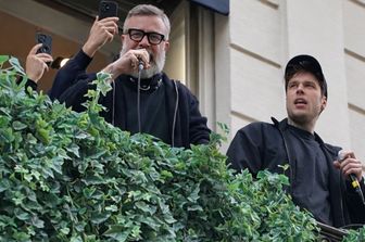 Masini e Fedez sul balcone del loro albergo a Sanremo