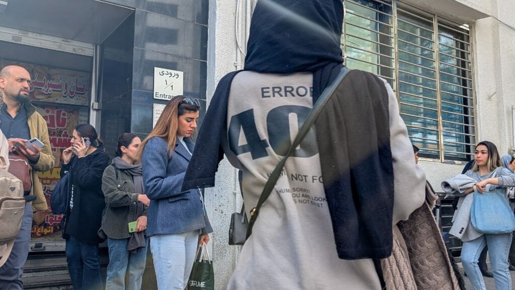 Teheran nel caos, in fila dal benzinaio e col trolley al supermercato