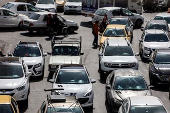 Teheran nel caos, in fila dal benzinaio e col trolley al supermercato