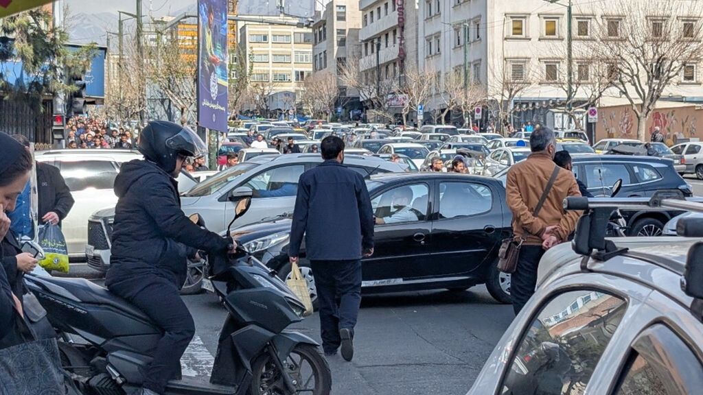 Teheran nel caos, in fila dal benzinaio e col trolley al supermercato