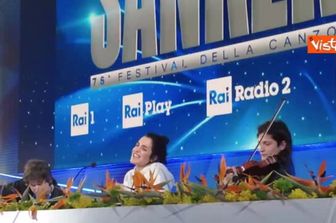 Levante canta il ritornello della sua canzone durante la conferenza stampa