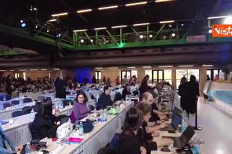 Sayf arriva con l'accompagnamento di due chitarre alla conferenza stampa di Sanremo