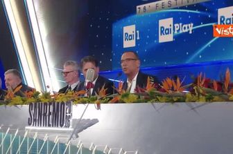 Nino Frassica scherza con Carlo Conti durante la conferenza stampa