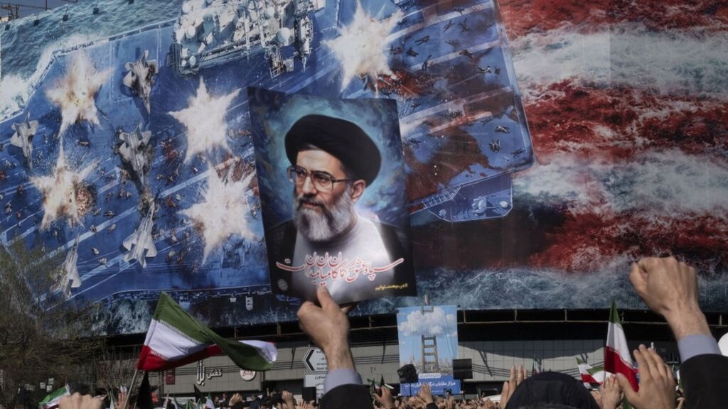 Ucciso Khamenei, chi guida adesso l'Iran? Ancora esplosioni a Teheran, Bahrein, Qatar e Abu Dhabi