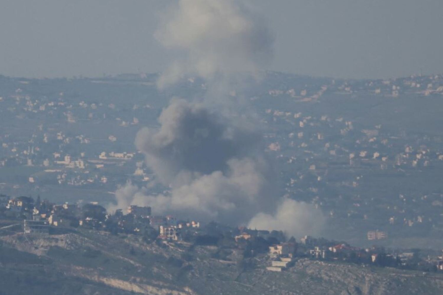 Il fumo si alza dal sito di un attacco aereo israeliano nella zona di Deir Seryan, nel Libano meridionale,