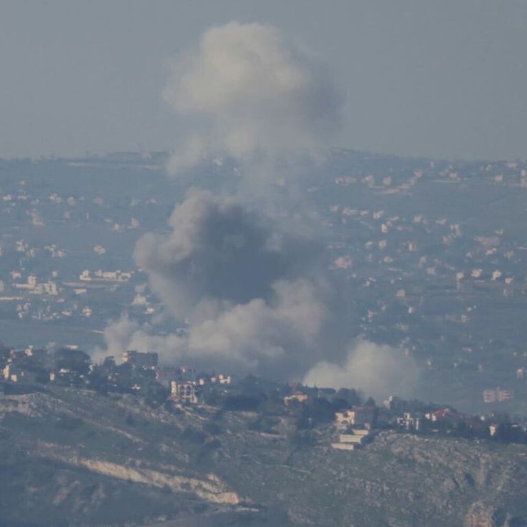 Il fumo si alza dal sito di un attacco aereo israeliano nella zona di Deir Seryan, nel Libano meridionale,