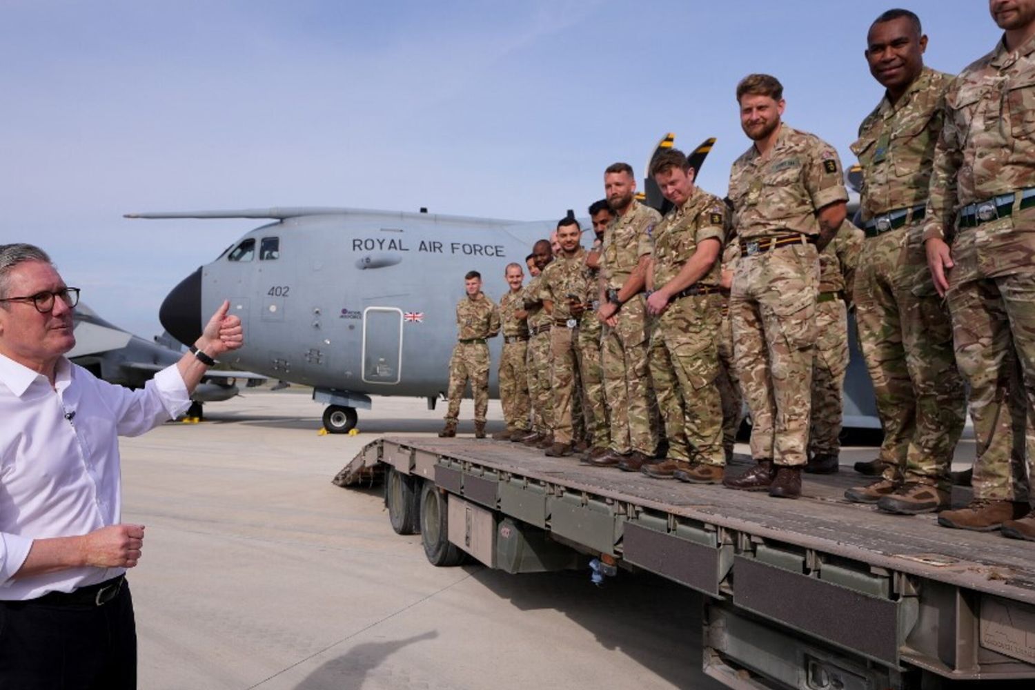 Starmer parla con i soldati nella base della RAF ad Akrotiri