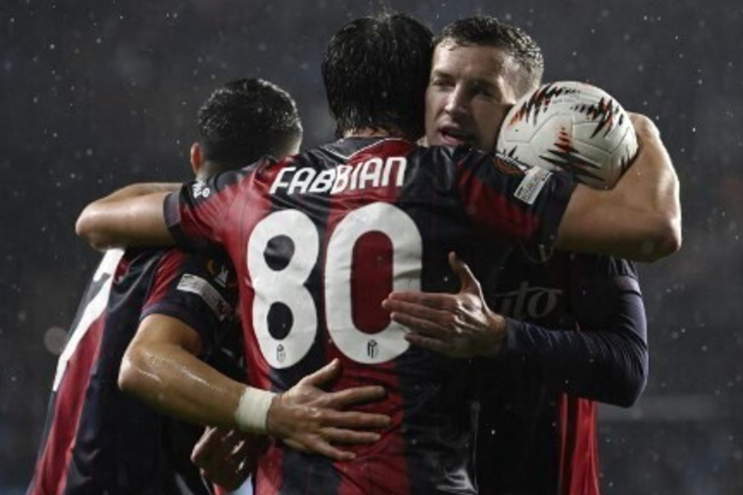 Giocatori del Bologna si abbracciano