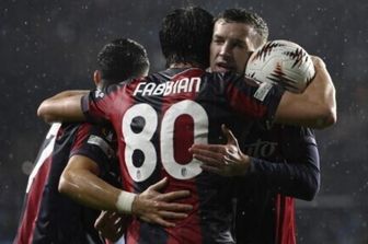 Giocatori del Bologna si abbracciano