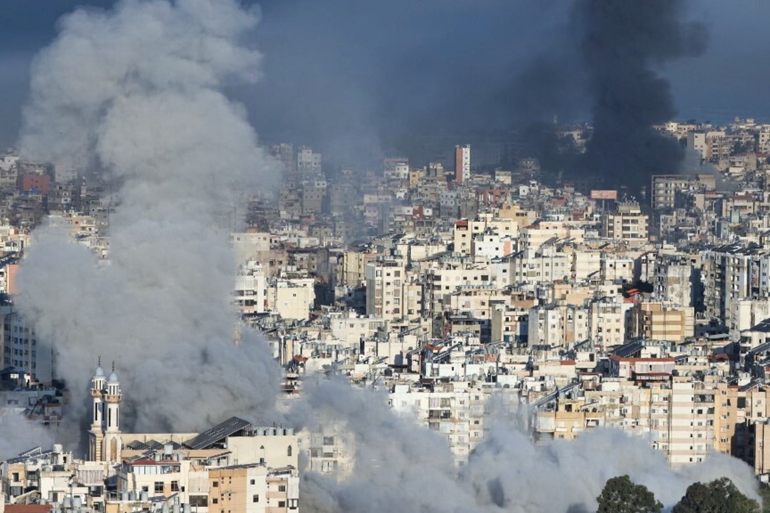 Una colonna di fumo si alza dal sito di un attacco aereo israeliano nella periferia sud di Beirut
