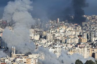 Una colonna di fumo si alza dal sito di un attacco aereo israeliano nella periferia sud di Beirut