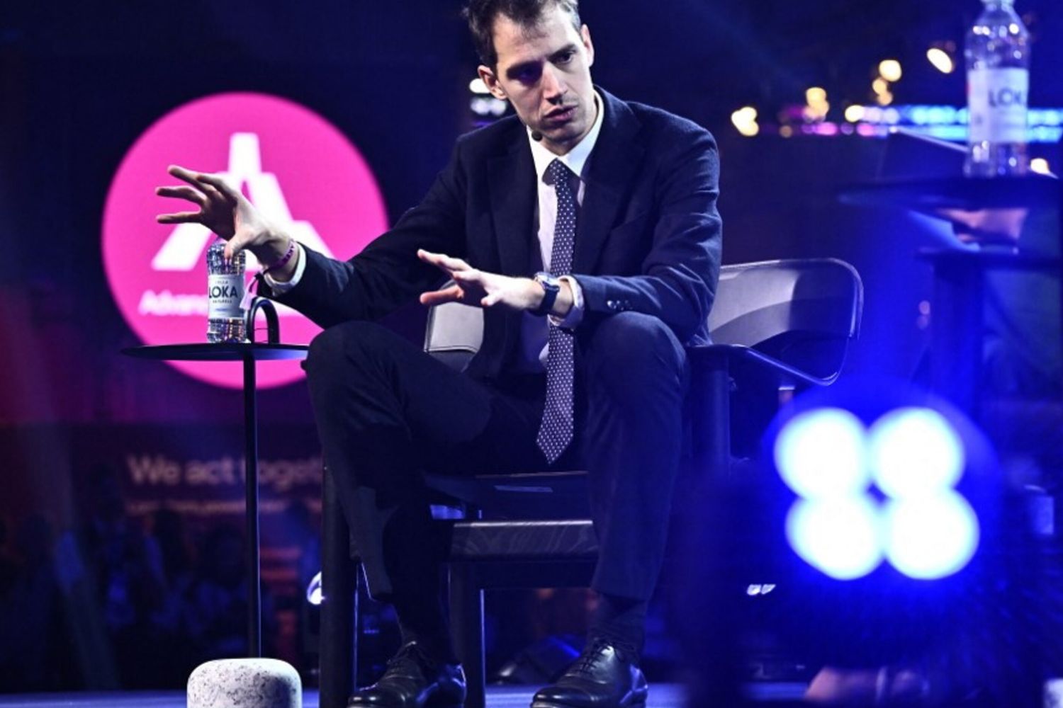 IA: Mistral, il nuovo modello europeo che sfida OpenAI e Gemini