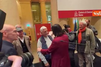 90esimo compleanno per Achille Occhetto, abbraccio e foto con la segretaria Pd Schlein