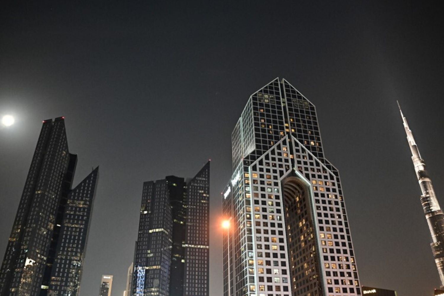 Dubai sotto le sirene, il racconto di chi è rientrato e chi è rimasto