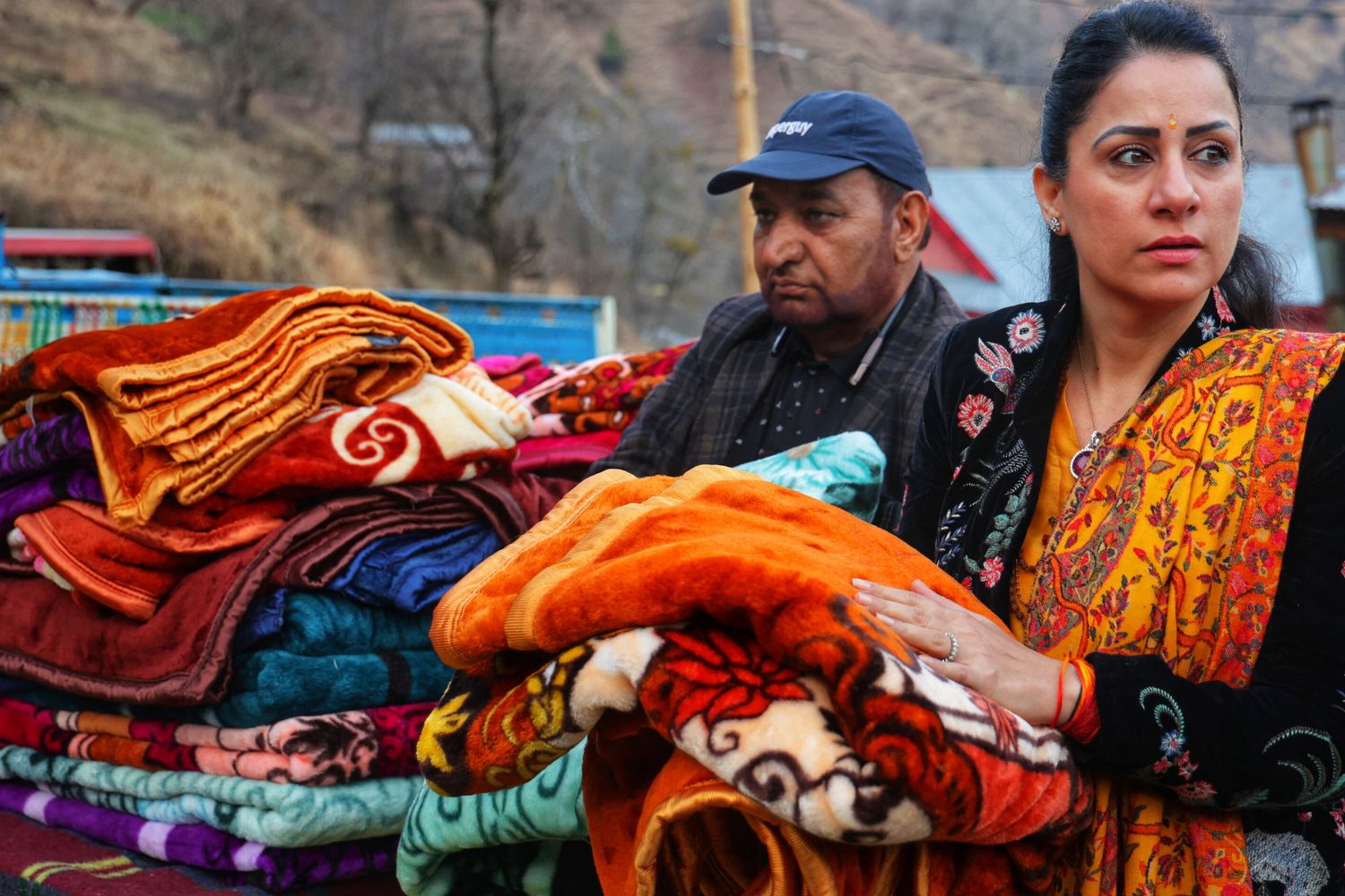 Rouble Nagi incontra i residenti sulla linea di controllo a Kupwara, in India e distribuisce coperte tra i residenti