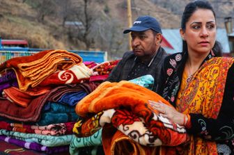 Rouble Nagi incontra i residenti sulla linea di controllo a Kupwara, in India e distribuisce coperte tra i residenti