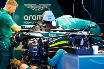 Meccanico Honda sulla Honda AMR26 del team Aston Martin F1