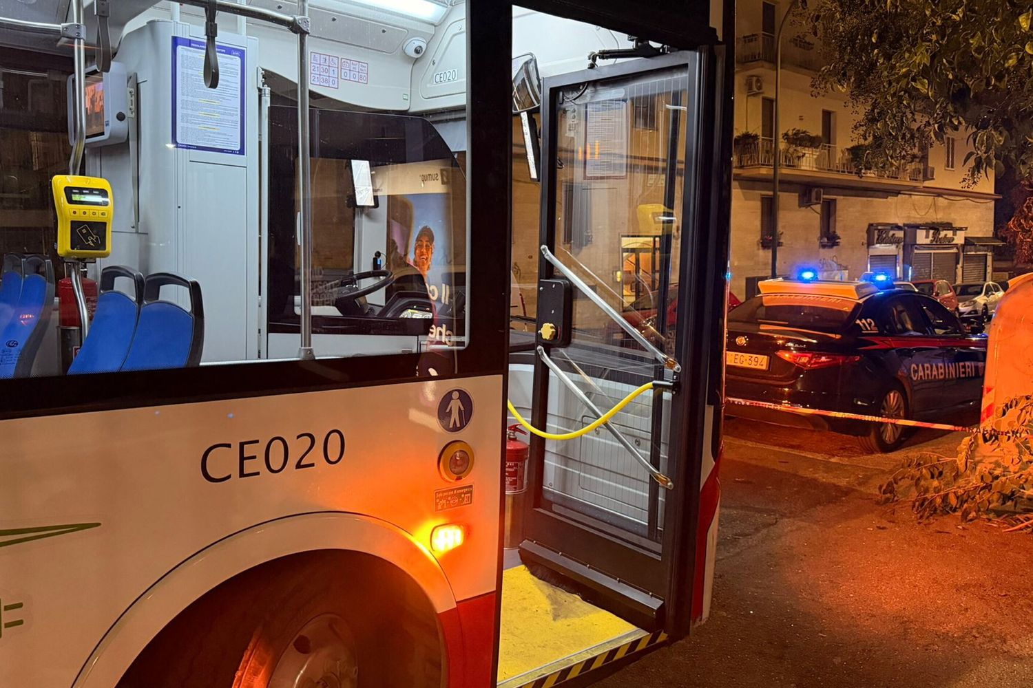 Accoltella una donna su un autobus, arrestato 39enne a Napoli