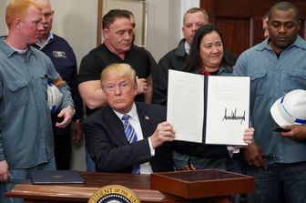 Donald Trump firma la legge sui dazi