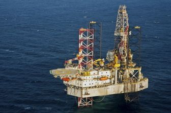 Una piattaforma petrolifera nel Golfo Persico
