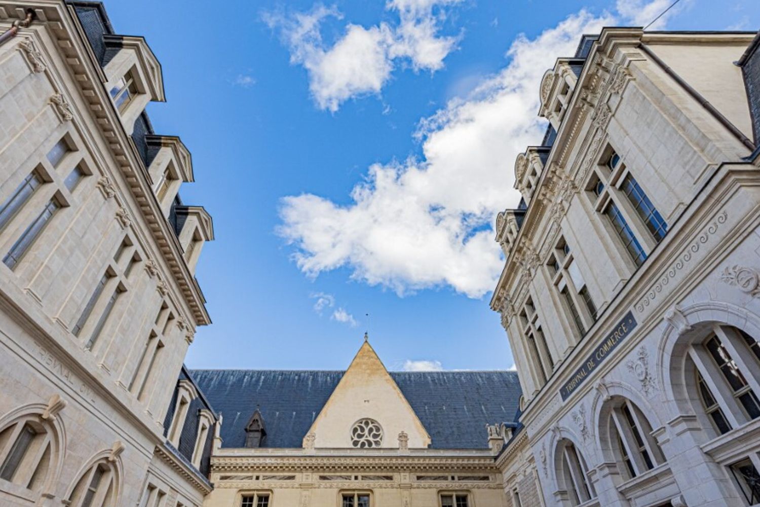 Neonate chiuse nella borsa della spesa, madre e nonna sotto processo in Francia