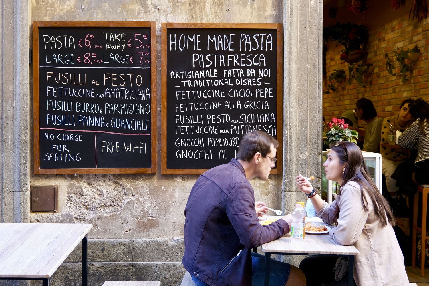 Un menu all'esterno di un ristorante