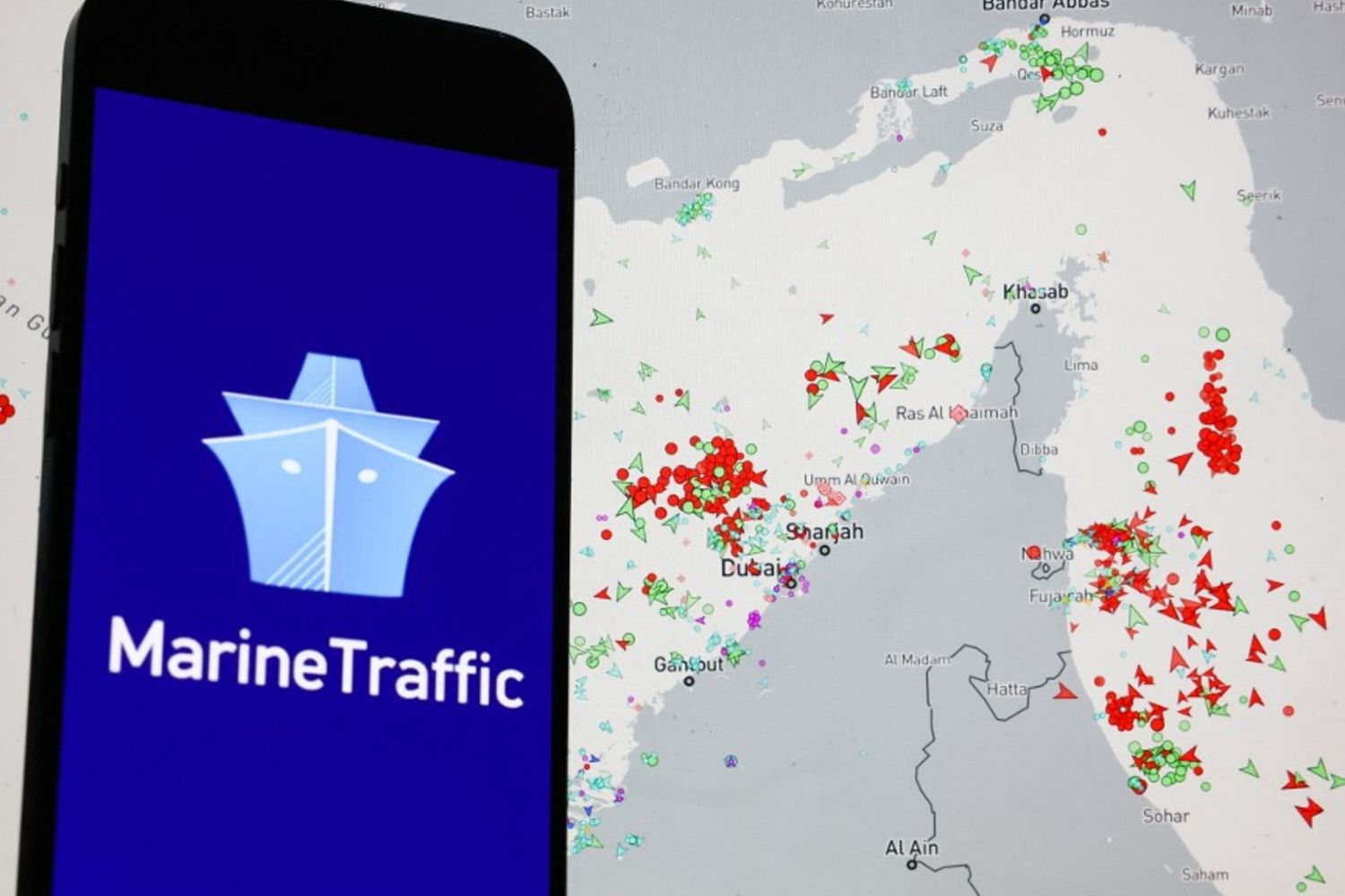 La mappa di MarineTraffic che mostra l'attuale traffico navale sullo Stretto di Hormuz