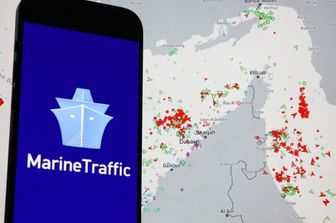 La mappa di MarineTraffic che mostra l'attuale traffico navale sullo Stretto di Hormuz