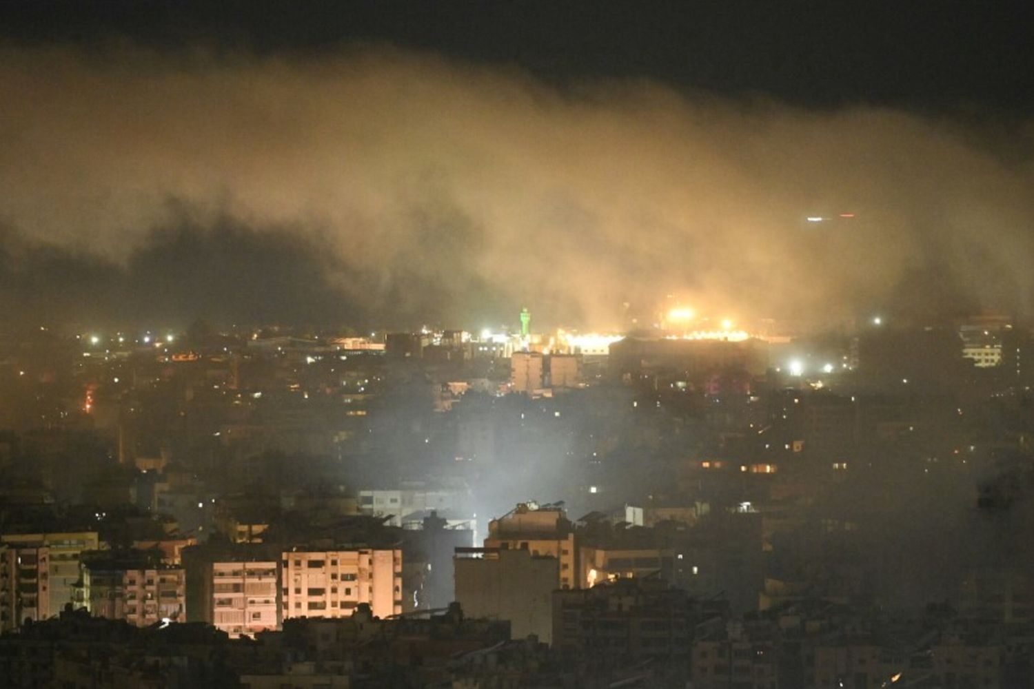 Il fumo si alza dopo che un attacco aereo israeliano ha preso di mira un'area nella periferia meridionale di Beirut