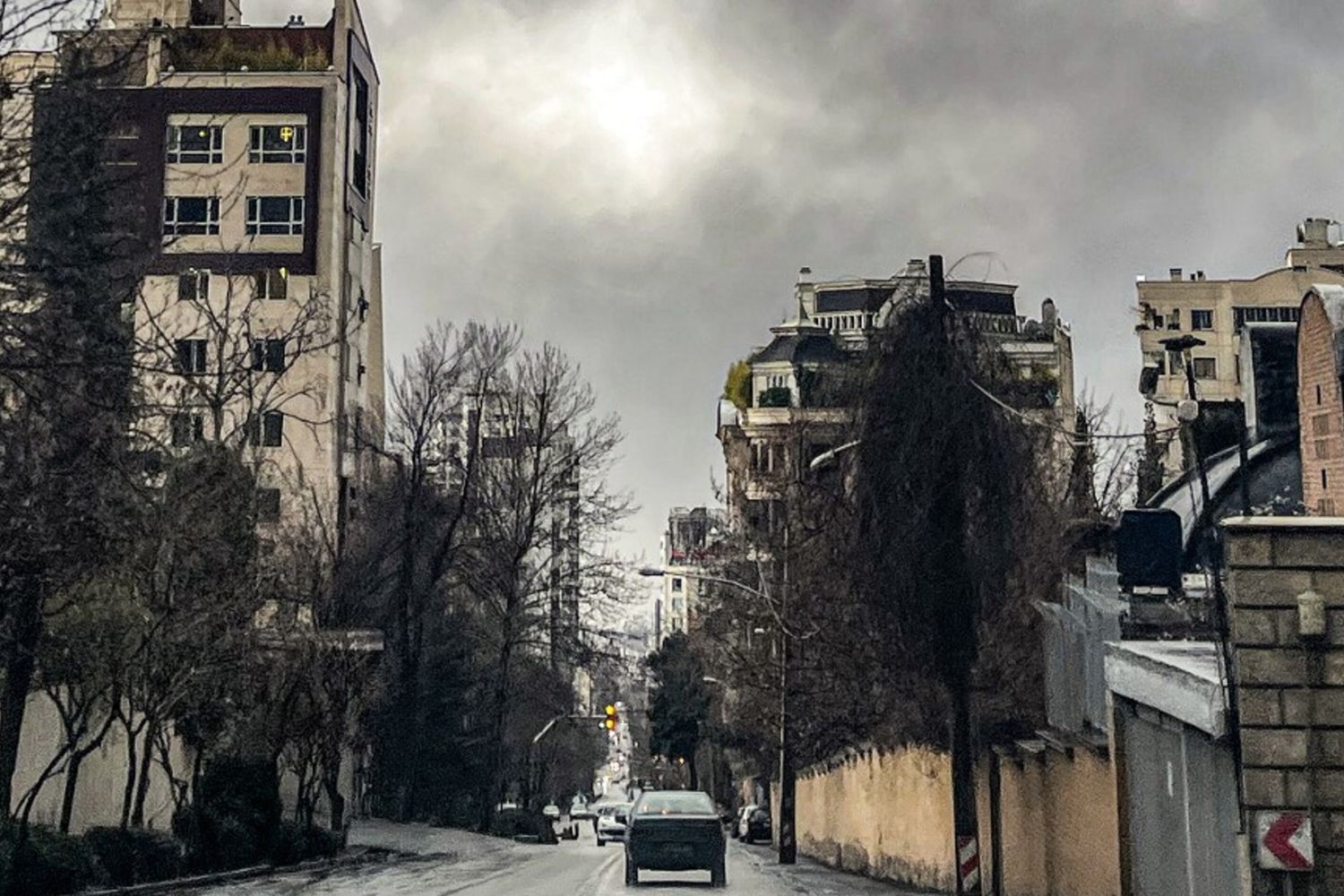 Un veicolo lungo una strada in una zona residenziale di Teheran