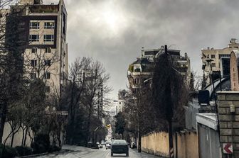 Un veicolo lungo una strada in una zona residenziale di Teheran