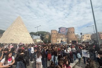 Il presidio in piazzale Ostiense, a Roma, per lo sciopero di lunedì 9 marzo