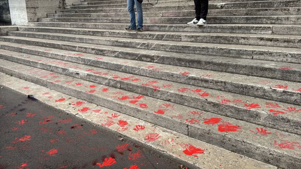 Lo sciopero del 9 marzo  - vernice rossa sulle scalinate del ministero dell'Istruzione