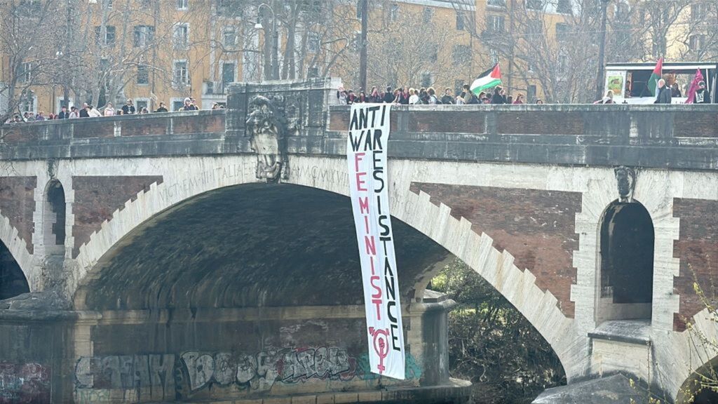 Lo striscione srotolato a Ponte Milvio