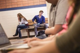 Smartphone e device usati da adolescenti a scuola