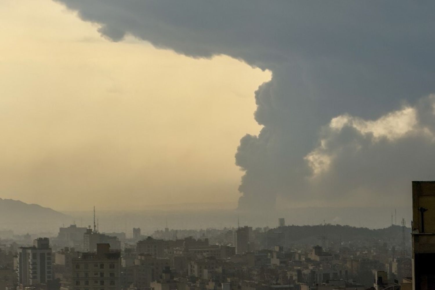 Raid di Israele su Teheran e Beirut. Iran lancia missili e droni verso l'Arabia Saudita, gli Emirati e il Kuwait