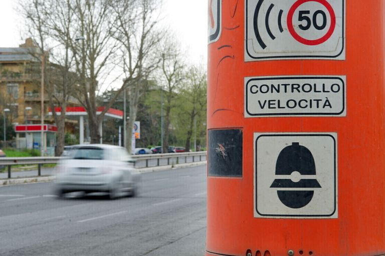 Un autovelox in una strada di Roma